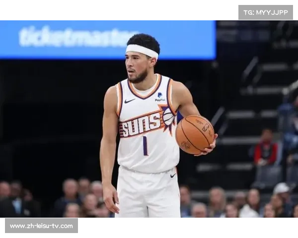 德文·布克引领太阳队的得分盛宴 纵横赛场的精彩瞬间 德文·布克引领太阳队的得分盛宴 纵横赛场的精彩瞬间